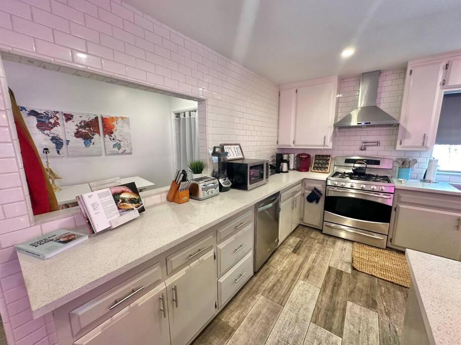 Hébergement de vacances Angeles Charming Big House, King Bed, Parking, Ev